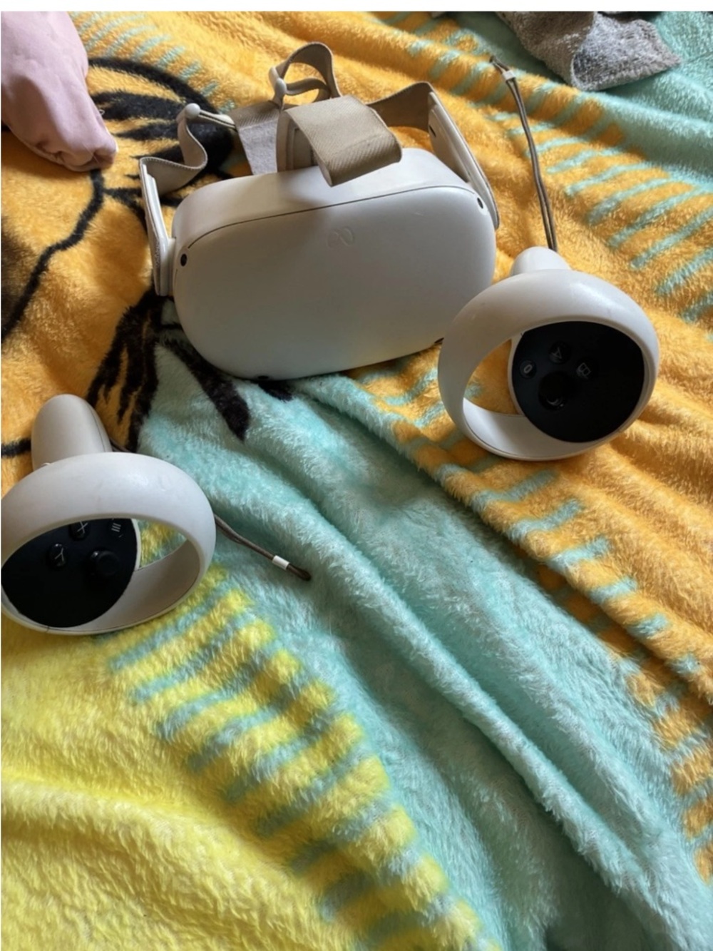Standalone White VR Headset with Two Wireless Controllers